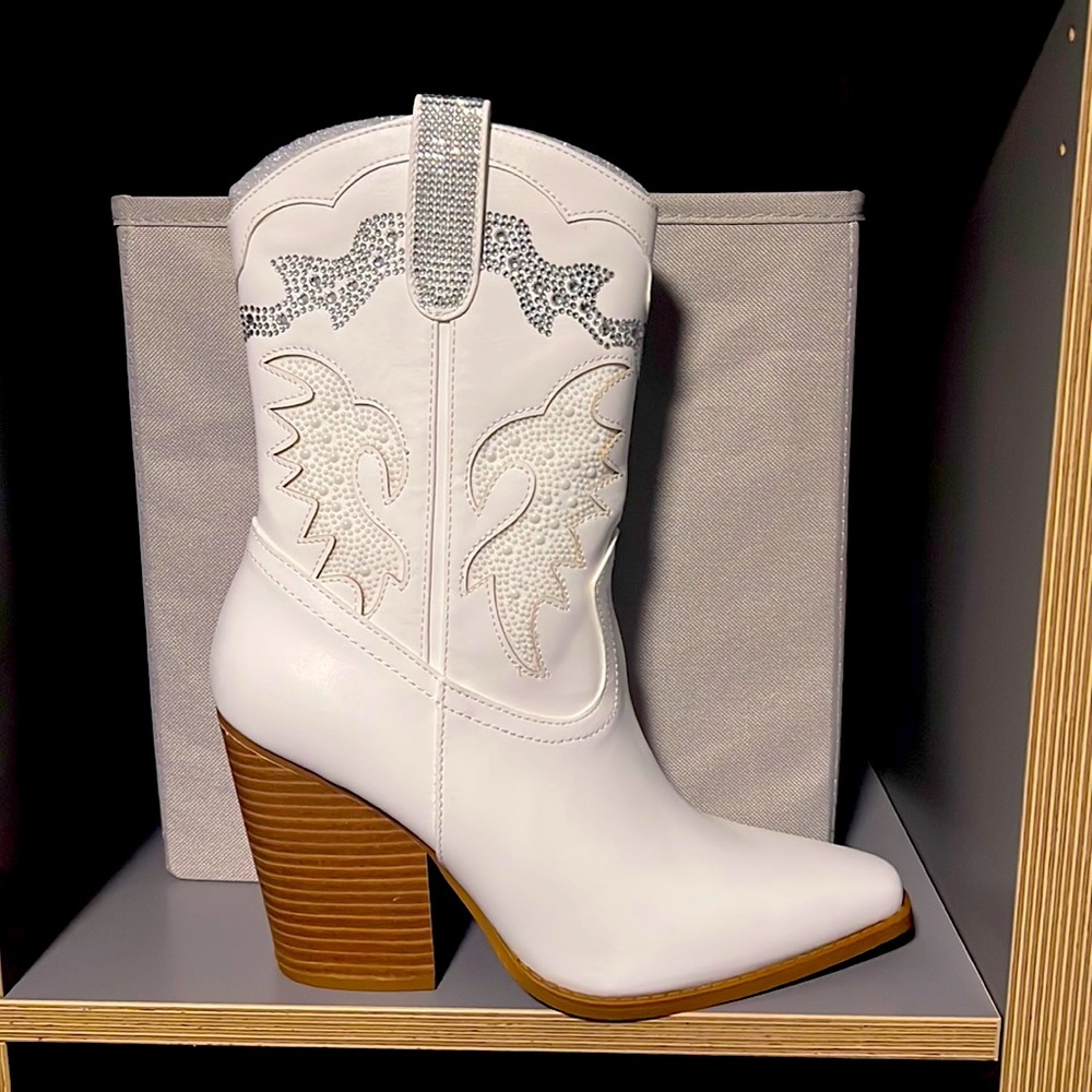 Cow girl boats with heel! Brand new! Bought but never used.